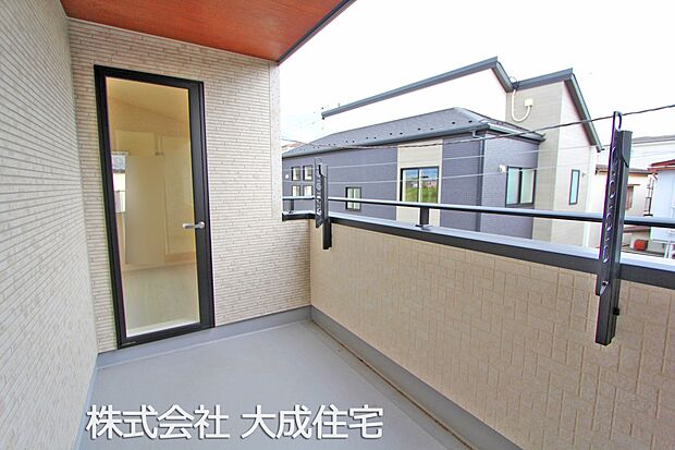 外観:1号棟：広々としたインナーバルコニー　現地写真2025.10.6撮影