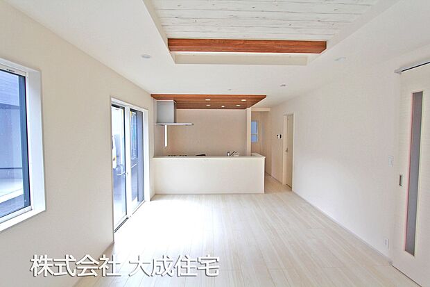 内装:1号棟：折り上げ天井で開放感をプラスしたリビング　現地写真2025.10.6撮影