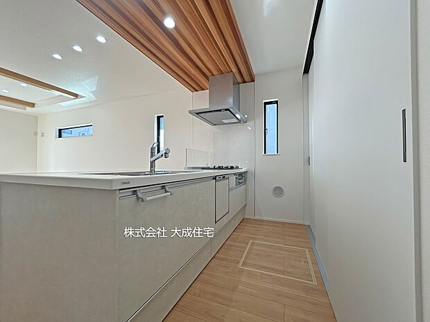 内装:ゆとりあるキッチンスペース。 現地写真2025.12.5撮影