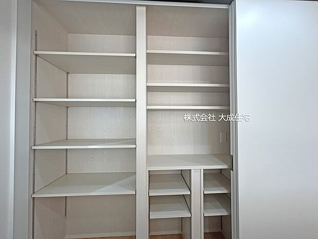 内装:調味料やキッチン用品などをスッキリ収納出来ます。　現地写真2025.12.5撮影