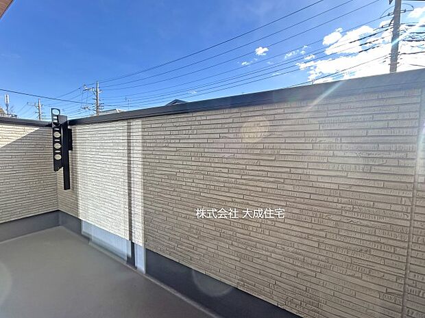 外観:2階各居室に専用バルコニーがございます。　現地写真2025.12.5撮影