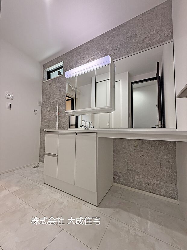 内装:忙しい朝に便利な作業スペースが確保された大型洗面台 現地写真2025.9.19撮影