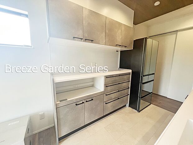 内装:TAISEIこだわりの参考プラン:キッチン後ろには様々なアイテムが仕舞える収納スペース付き^^