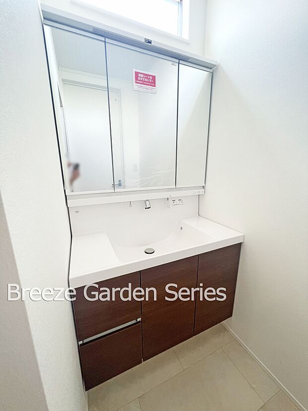 内装:TAISEIこだわりの参考プラン：三方から姿をチェックできる三面鏡付き洗面化粧台