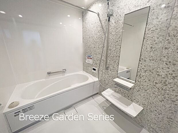 内装:TAISEIこだわりの参考プラン：テラゾー柄のアクセントパネルがおしゃれなバスルーム