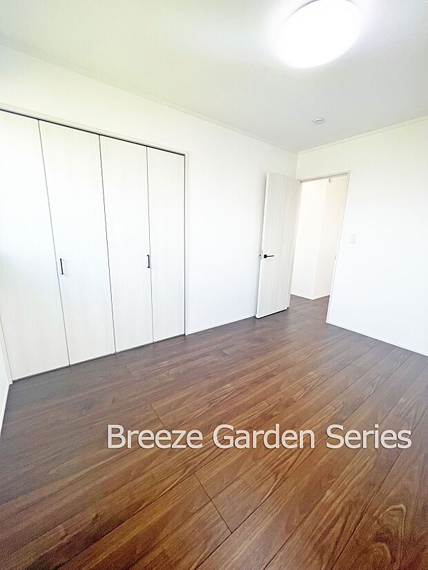 内装:TAISEIこだわりの参考プラン:部屋全体がスタイリッシュな印象になるダークブラウンの床