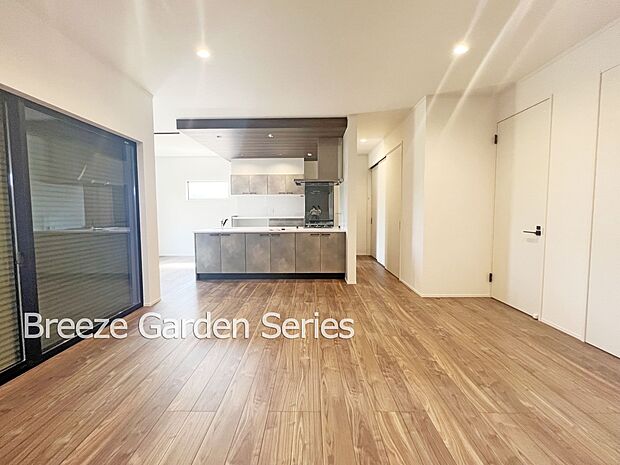 内装:TAISEIこだわりの参考プラン：ぬくもりや落ち着きのある空間を演出するミディアムブラウンの床