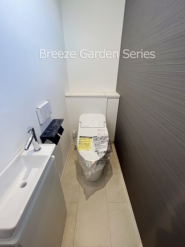 内装:TAISEIこだわりの参考プラン：手を洗うときに水がはねにくい独立型手洗い器付きトイレ