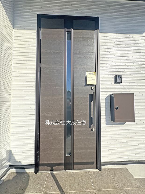 外観:玄関。　現地写真2025.11.15撮影