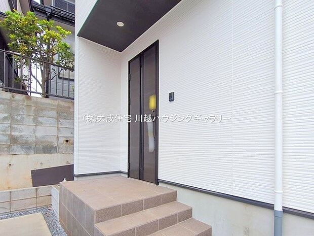 外観:玄関。　現地写真2025.10.22撮影