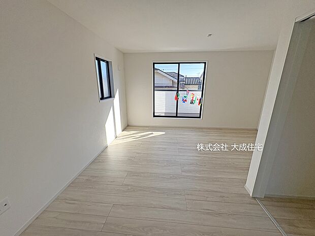 内装:2階間仕切り設置で2部屋に分けられる、洋室12帖。 現地写真2025.11.15撮影