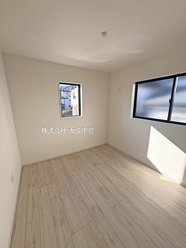 内装:2階洋室6帖。 現地写真2025.11.15撮影