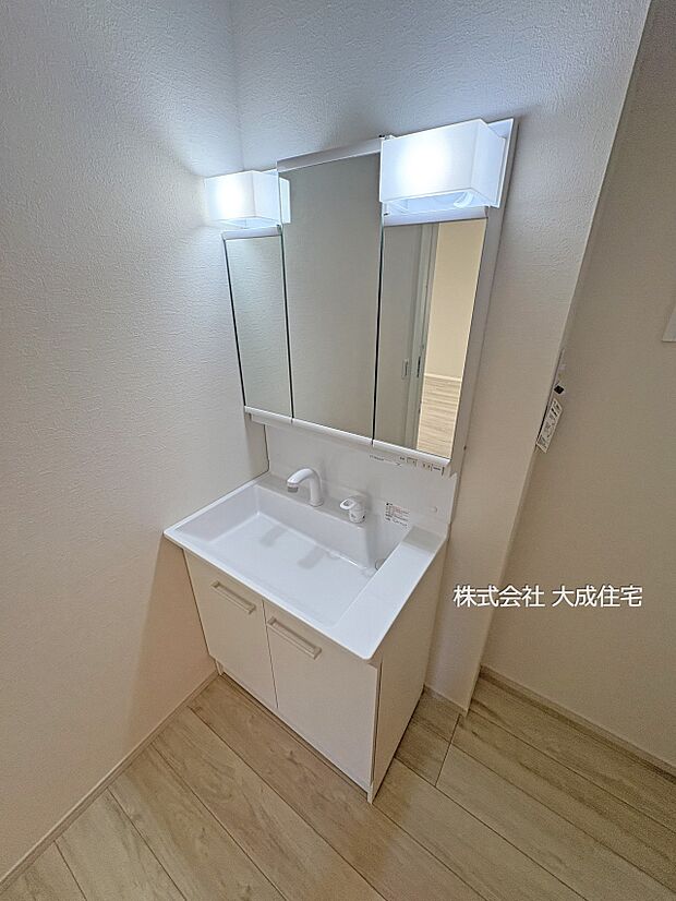 内装:収納付き洗面化粧台。　現地写真2025.11.15撮影
