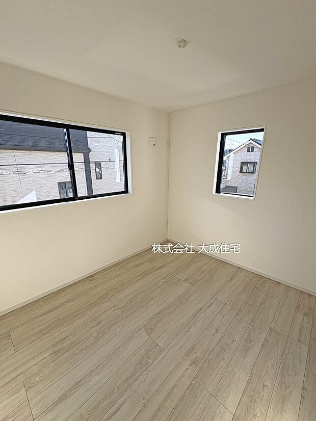 内装:2階洋室6帖。 現地写真2025.11.15撮影