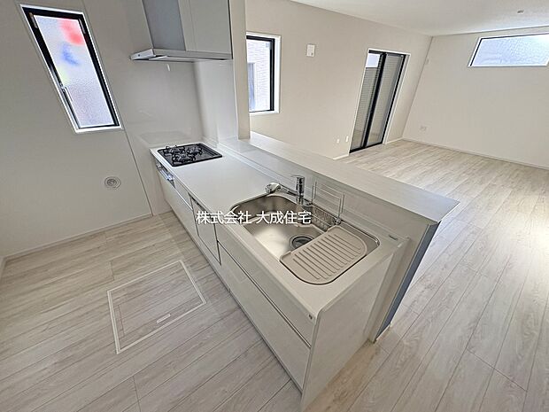 内装:LDK全体を見渡せる対面式キッチンです。 現地写真2025.11.15撮影