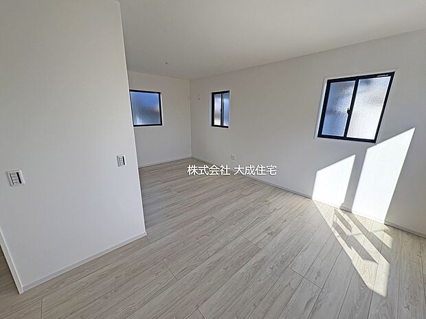 内装:広々とした居室です。南側から陽ざしを取り込めます。　現地写真2025.11.15撮影