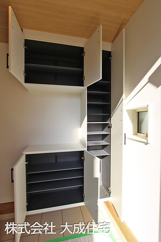 内装:5号棟：玄関収納　現地写真2025.10.30撮影