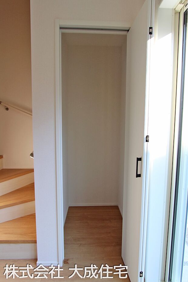 内装:5号棟：リビングに収納スペースございます！　現地写真2025.10.30撮影