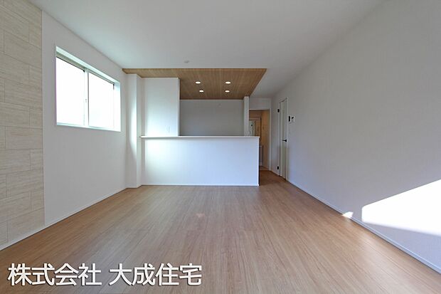 内装:5号棟：家具を置いてもゆとりあるリビング16帖　現地写真2025.10.30撮影