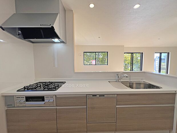 内装:2号棟:ご家族の様子が見れる対面キッチン 現地写真2025.11.17撮影