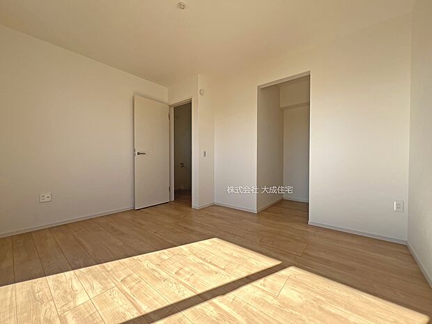 内装:2号棟:お手入れのしやすいフローリング 現地写真2025.11.17撮影