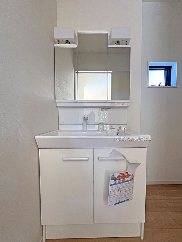 内装:2号棟:毎日の身支度を整える洗面所 現地写真2025.11.17撮影