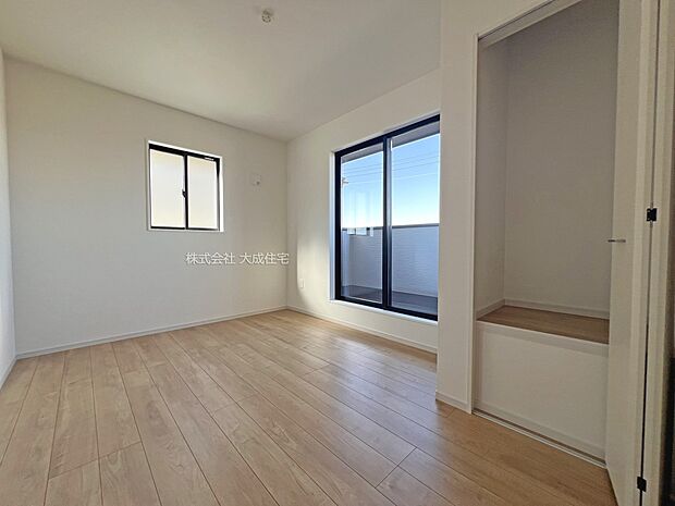 内装:2号棟：洋服やお子様との思い出の品も収納できます　現地写真2025.11.17撮影