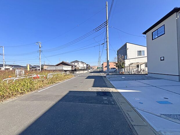 外観:全2棟:前面道路 現地写真2025.11.17撮影