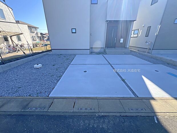 外観:2号棟:カースペース2台分あり!(車種による) 現地写真2025.11.17撮影