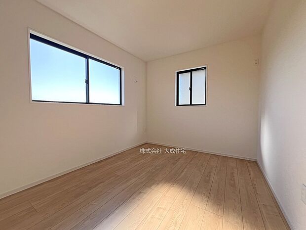 内装:2号棟:二面採光の明るい空間 現地写真2025.11.17撮影