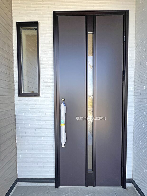 外観:1号棟：玄関　現地写真2025.11.17撮影