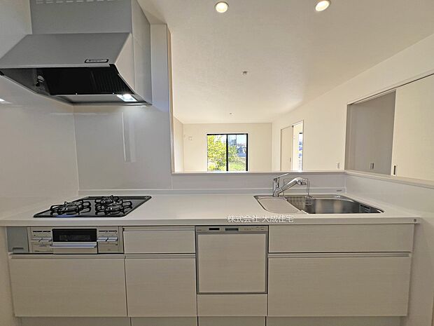 内装:1号棟：ご家族の様子が見れる対面キッチン　現地写真2025.11.17撮影