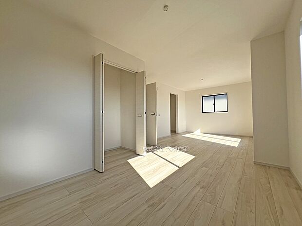 内装:1号棟：将来に合わせて間仕切りできるお部屋！　現地写真2025.11.17撮影