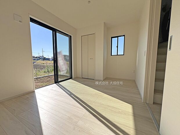 内装:1号棟：自然光が差し込みやすいです！　現地写真2025.11.17撮影