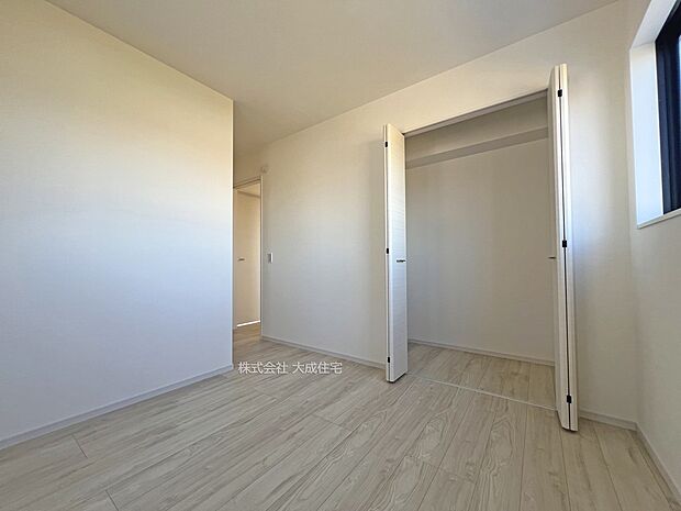 内装:1号棟：洋服やお子様との思い出の品も収納できます　現地写真2025.11.17撮影