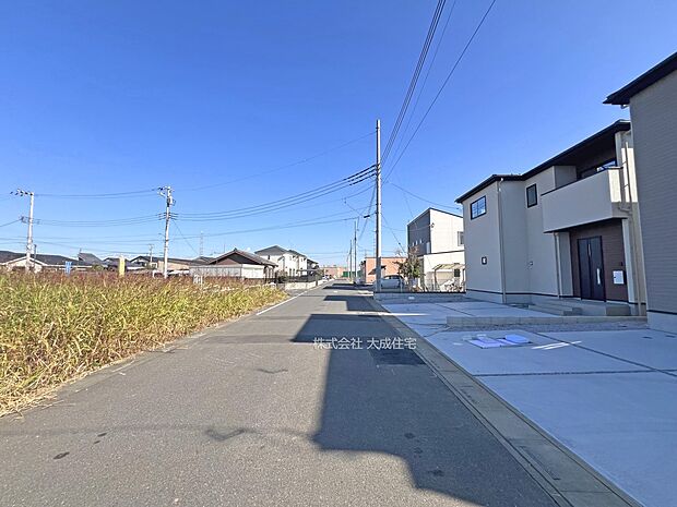 外観:全2棟：前面道路　現地写真2025.11.17撮影