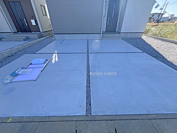 外観:1号棟：カースペース2台分あり！（車種による）　現地写真2025.11.17撮影