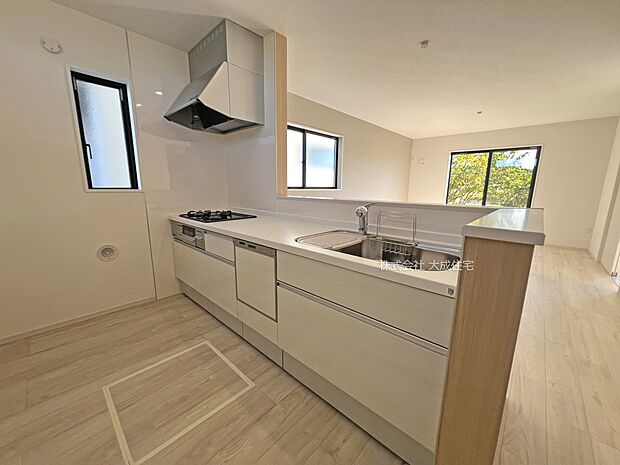 内装:1号棟:横にスペースあるのでお子様と一緒にお料理もできます! 現地写真2025.11.17撮影