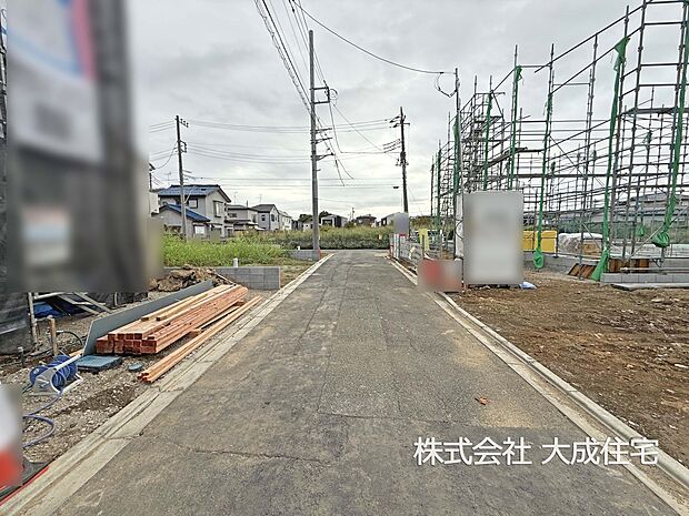外観:全4棟：前面道路　現地写真2025.10.9撮影