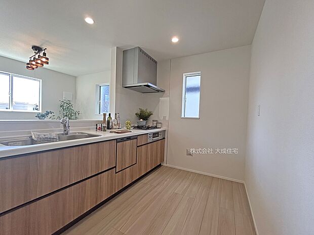 内装:対面式キッチンなので、お料理中もご家族とコミュニケーションが取れます。 1号棟:現地写真2025.8.15撮影