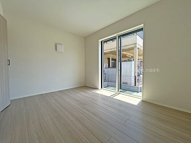 内装:1階洋室6帖。 1号棟:現地写真2025.8.15撮影