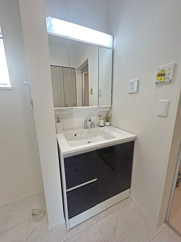 内装:収納付き洗面化粧台。 1号棟:現地写真2025.8.15撮影