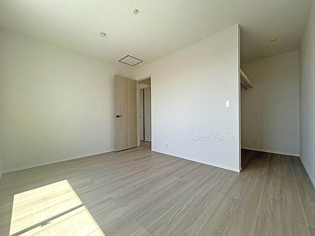 内装:季節物やキャリーケースなどの収納に便利なウォークインクローゼット。 1号棟:現地写真2025.8.15撮影