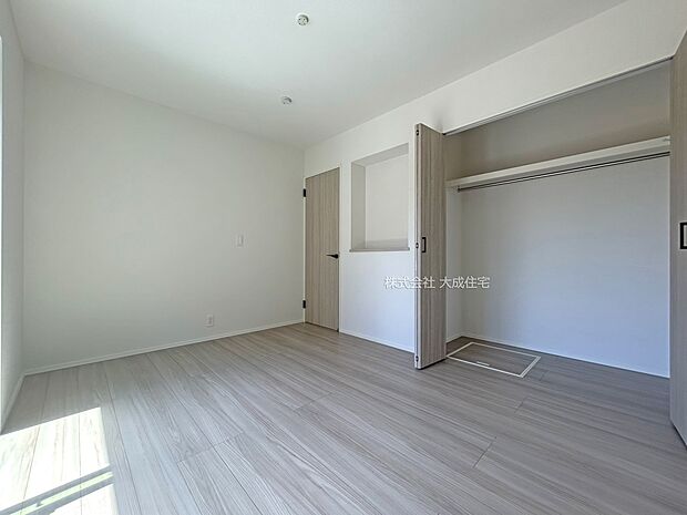 内装:室内でものびのび遊べます。 1号棟:現地写真2025.8.15撮影