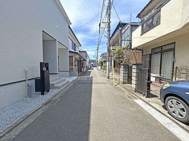 外観:前面道路 1号棟:現地写真2025.8.15撮影