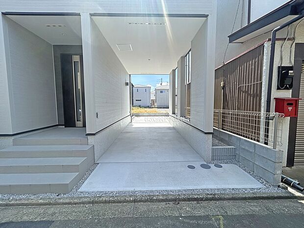 外観:駐車可能スペース 1号棟:現地写真2025.8.15撮影