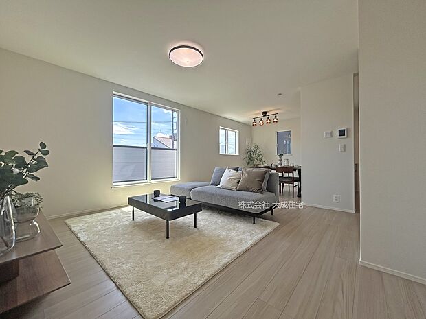 内装:バルコニーの大きな窓から陽ざしが入り、明るい空間になります。 1号棟:現地写真2025.8.15撮影