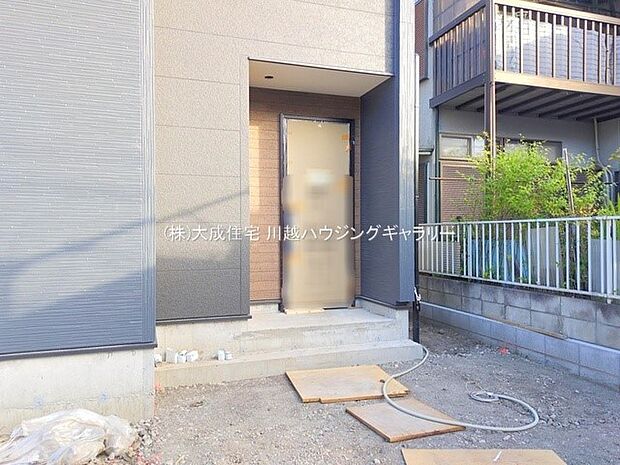 外観:玄関。 現地写真2025.11.20撮影