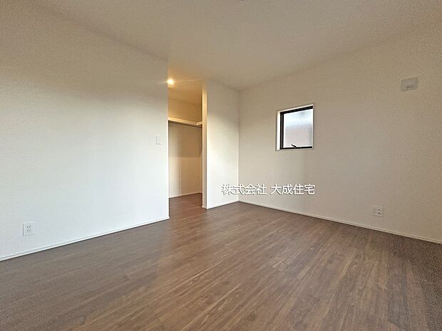 内装:大容量収納可能なウォークインクローゼット。　現地写真2025.12.12撮影