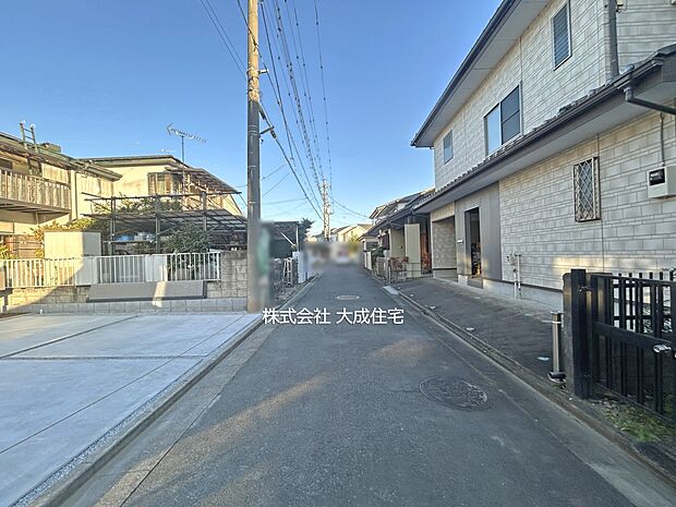 外観:南側前面道路。　現地写真2025.12.12撮影
